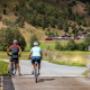 Mit dem Velo durch das Goms: Nichts leichter als das! Denn das Velowegnetz und das flache Hochtal sind für Fahrräder wie geschaffen. Respekt vor der Kombination von Bergen und Fahrrad? Keine Sorge, diesen Gedanken machen sich fast alle, wenn sie nicht g