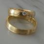 Goldene Ringe mit einem Diamanten