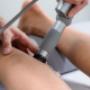 RADIALE STOSSWELLE 
GEGEN VERKALKUNGEN UND SCHMERZEN

Bei der radialen Stosswellentherapie hat der Ultraschallkopf eine breitere Auflagefläche und verteilt den Impuls mehr in die Breite als in die Tiefe. Sie wird meist bei oberflächlicheren Erkrankungen