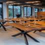 Tische aus massivem Holz wie Eiche, Nussbaum, Pappel, Esche, Quercus robur und gefärbte Eiche, mit modernem Design und natürlichem Finish oder Epoxidharz. Perfekt für Wohnzimmer, Büros und luxuriöse Restaurants. Hergestellt für Langlebigkeit und äs