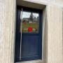 Porte entrée Just Ask Me – logo en vitrine gros plan, cabinet RH Romont Fribourg