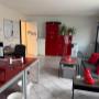 Espace de travail Just Ask Me – bureau rouge et coin lounge, RH externalisé Romont