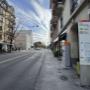 Rue et accès au distributeur Bitcoin en centre urbain, emplacement facile à trouver et proche des commerces.