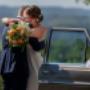 Herzliche Umarmung am besonderen Hochzeitstag