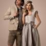 Janker Paul & Dirndl Amanda
Eleganter Trachten-Look in Taupe – stilvolle Couture für Damen und Herren
Dieser harmonische Trachten-Look in edlen Taupe- und Naturtönen verbindet traditionelle Trachtenmode mit moderner Couture-Eleganz. Die Kombination au