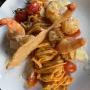 Linguine mit Crevetten, al dente gekochte Linguine in einer aromatischen Tomaten-Hummersauce, verfeinert mit saftigen Crevetten, geschmorten Cherrytomaten und frisch gehobeltem Parmesan. Mediterraner Genuss mit jedem Bissen.