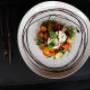 Burrata auf buntem Cherry-Tomatensalat – cremige Burrata, serviert auf sonnengereiften Cherry-Tomaten, frischem Rucola und Basilikum, verfeinert mit bestem Olivenöl und einem Hauch Balsamico. Ein leichter Sommerklassiker voller Frische und Geschmack.