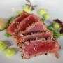 Tuna Tataki – fein angebratener Thunfisch in Sashimi-Qualität, serviert mit Wasabi, Wakame, eingelegtem Ingwer und geröstetem Sesam. Ein leichter, frischer und aromatischer Genuss als perfekte Vorspeise.