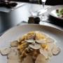 Frische Linguine, verfeinert mit aromatischem Sommertrüffel und frisch geriebenem Parmesan, purer Genuss für Trüffelliebhaber.