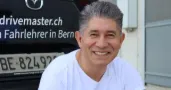 Mishel Memedovski vor dem Fahrschulauto Drivemaster Bern