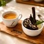 Unsere kleine süsse Verführung, eine Glace nach Wahl, liebevoll serviert und begleitet von aromatischem Kaffee. Perfekt für eine genussvolle Pause oder als leichter Abschluss.
Oder wie wir dazu sagen, eine Briger Pause.
