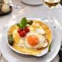 Unsere Käseschnitte, herzhaft, goldgelb überbacken und mit Spiegelei verfeinert. Ein echter Schweizer Klassiker, der unkomplizierten Genuss und kräftigen Käsegeschmack auf den Teller bringt.