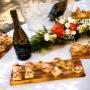 Unsere Apéros für Hochzeiten und festliche Anlässe verbinden feine Häppchen mit einem stilvollen Rahmen. Individuell abgestimmt und liebevoll präsentiert, für einen genussvollen Auftakt zu besonderen Momenten.