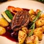Unsere feine Entenbrust, saftig gebraten und begleitet von aromatischer Sauerkirschsauce, goldbraunen Kartoffeln und Gemüse. Kräftige Aromen treffen auf eine angenehm fruchtige Note.