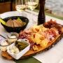Unsere Angleterre Platte, eine grosszügige Auswahl an feinem Fleisch, Käse und passenden Beilagen, liebevoll angerichtet zum Teilen und Geniessen. Ideal für gesellige Momente bei einem guten Glas Wein.